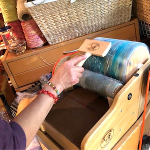 Clemes and clemes burnishing/packing brush to use on drum carders,blending boards the secret to pack more fibers on the  drum:saorisantacruz