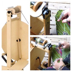 Puede incluir: Un torno de hilar Lou&euml;t S7 con un marco de madera y una gran rueda de madera. La rueda est&aacute; girando y una persona est&aacute; usando el torno para hilar hilo.