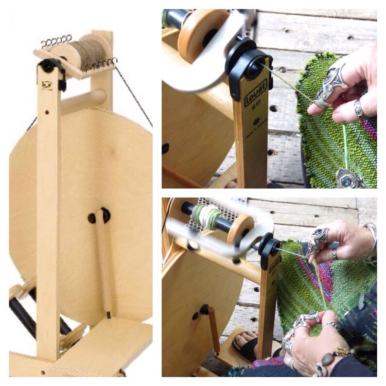 Puede incluir: Un torno de hilar Lou&euml;t S7 con un marco de madera y una gran rueda de madera. La rueda est&aacute; girando y una persona est&aacute; usando el torno para hilar hilo.