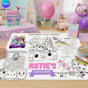 Könnte beinhalten: Eine Geburtstagsparty-Szene mit einem rosa und lila Thema. Enthält eine hausförmige Geschenkbox, Luftballons, eine Geschenktüte und eine Malunterlage mit Gabby's Dollhouse-Charakteren. Auf der Unterlage steht der Text "Katie's Five and Fabulous!"