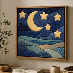 Può includere: Un'opera d'arte da parete quadrata in una cornice di legno caratterizzata da un design in tessuto trapuntato che raffigura un cielo notturno con una grande luna crescente gialla e cinque stelle gialle sopra colline ondulate nei toni del blu, verde acqua e beige con motivi floreali.