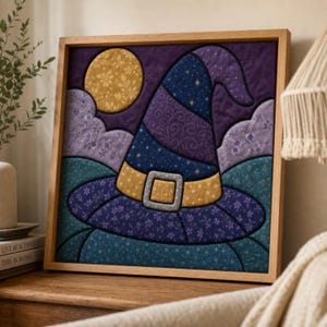 Peut inclure: Une œuvre d'art murale en tissu encadrée de forme carrée représentant un chapeau de sorcière matelassé dans des tons de violet et de bleu avec une boucle dorée. Le fond montre une lune dorée, des nuages violets et un ciel étoilé bleu foncé.