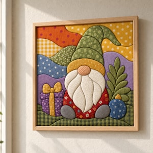 Puede incluir: Un cuadro de tela cuadrado con marco que muestra un gnomo con barba blanca larga, sombrero verde estampado y túnica roja floral. El gnomo está sentado junto a una caja de regalo morada con lazo amarillo, una rama de pino y un adorno azul.