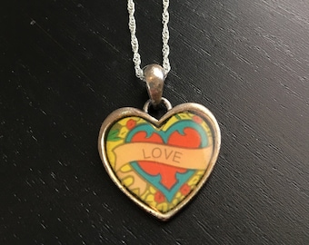 Collar con colgante de corazón estilo años 90: Incrustaciones de tatuajes de amor