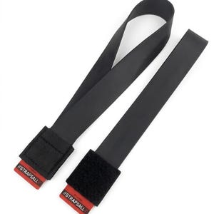 Puede incluir: Un letrero de madera rústica con el texto "Welcome to our home" en letras blancas. El letrero presenta un acabado envejecido y un diseño simple y acogedor, ideal para la decoración de la entrada.