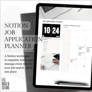 Può includere: Un tablet digitale che mostra un pianificatore di domande di lavoro Notion. Lo schermo mostra un calendario, un elenco di cose da fare e una visualizzazione della data 10-24. Il testo sullo schermo recita "Jop Application Tracker". Una penna poggia nella parte inferiore del tablet.