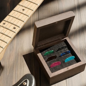 Uchwyt na kostki do gitary, mieści 6 kostek, pudełko z drewna, wyściełane aksamitem, prezent dla gitarzystów i muzyków