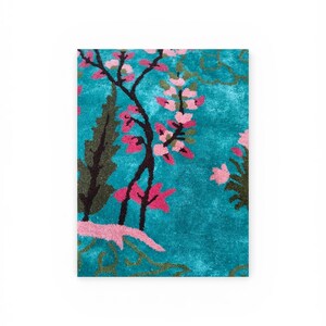 Puede incluir: Una alfombra rectangular con fondo turquesa y dise&ntilde;o floral. La alfombra presenta flores rosas y follaje verde oscuro. El dise&ntilde;o se asienta sobre un fondo turquesa texturizado, creando un aspecto vibrante y art&iacute;stico.