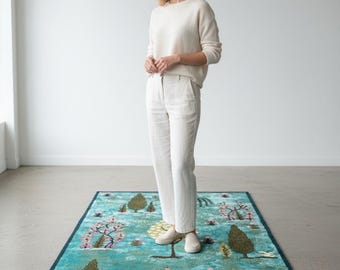 Alfombra de seda Tencel tejida a mano: diseño floral con detalles verdes.