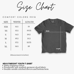 Puede incluir: Tabla de tallas para una camiseta juvenil de peso pesado, con medidas en pulgadas. La tabla incluye tallas XXS a XL, con dimensiones de ancho y largo. Se muestra una camiseta gris con indicadores de ancho y largo. La camiseta es 100% algod&oacute;n hilado en anillos.