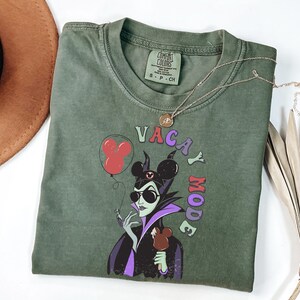 Puede incluir: Una taza de cer&aacute;mica blanca con un asa negra y el texto "But First, Coffee" en negro, en negrita. La taza est&aacute; sobre una superficie blanca.