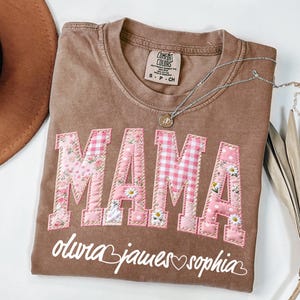 Camiseta Comfort Colors personalizada para mamá con nombres de los niños, camiseta floral patchwork para mamá, regalo para el Día de la Madre, top para mamá primeriza, conjunto para mamá primeriza