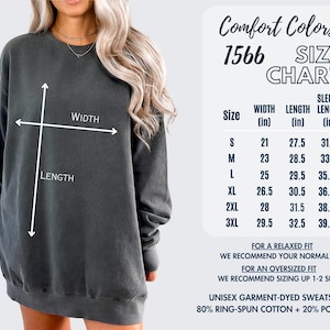 Puede incluir: Sudadera unisex te&ntilde;ida en prenda gris oscuro con una tabla de tallas. La tabla muestra medidas en pulgadas para el ancho, largo y largo de manga. La sudadera es 80% algod&oacute;n hilado en anillo y 20% poli&eacute;ster.