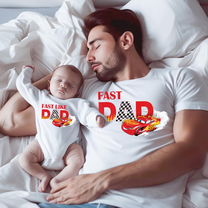 Peut inclure: Ensemble t-shirt et body blancs avec un motif de voiture de course rouge et jaune et les mots "FAST DAD" et "FAST LIKE DAD". L'ensemble est con&ccedil;u pour un p&egrave;re et son b&eacute;b&eacute;.
