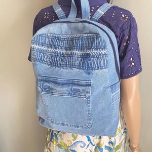 Mochila Azure Dragon em denim azul com 2 bolsos forrados e reaproveitada.