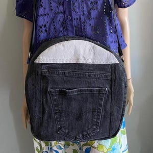 Bolso bandolera de mezclilla reciclado con 3 bolsillos y forro negro y gris