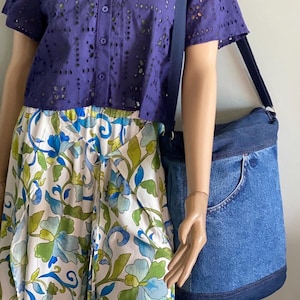 Bolsa transversal em denim azul celta reciclado com 3 bolsos forrados