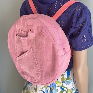 Mochila cantil de denim reciclado com 4 bolsos forrados e estampa de flamingo rosa.