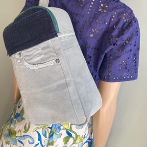 Mochila mini de jeans bicolor com 3 bolsos e forro, feita com materiais reciclados.