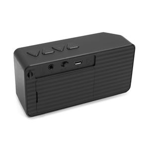 Può includere: Un altoparlante portatile rettangolare nero con una superficie a coste. La parte superiore ha tre pulsanti triangolari e il lato ha diverse porte, tra cui una porta USB. L'altoparlante è progettato per la riproduzione audio.