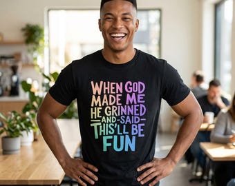 När Gud skapade mig log han och sa att det här kommer att bli kul - T-shirt | Regnbågsbokstäver