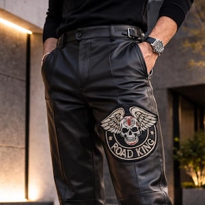 Pantalones de motociclista de cuero negro para hombre – Pantalones de moto con parche bordado de calavera, pantalones de cuero genuino para montar a caballo, pantalones de moto ajustados de estilo urbano.