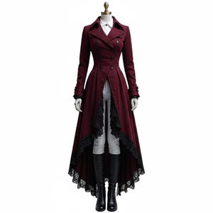 Puede incluir: Abrigo largo burdeos con doble botonadura, cintura entallada y bajo asimétrico. El abrigo presenta un ribete de encaje negro en el dobladillo y los puños. Se muestra en un maniquí con camisa blanca y botas negras.