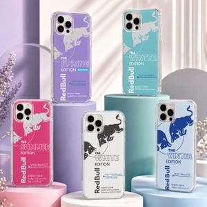 Könnte beinhalten: Fünf transparente Smartphone-Hüllen mit Red Bull Energy-Drink-Designs. Die Hüllen zeigen verschiedene Editionen, darunter The Spring Edition in Lila, The Winter Edition in Türkis und Hellblau, The Summer Edition in Pink sowie The White Edition in Weiß.