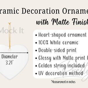 Puede incluir: Adorno de cerámica blanco en forma de corazón con acabado mate, de aproximadamente 8,15 cm de diámetro. Tiene una cuerda dorada para colgarlo. El texto de la imagen dice "Ceramic Decoration Ornament with Matte Finish."