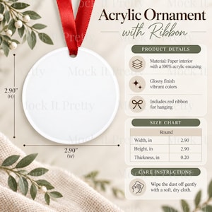 Könnte beinhalten: Ein rundes weißes Acryl-Ornament mit einem roten Band zum Aufhängen. Das Ornament misst 7,37 cm in der Höhe, 7,37 cm in der Breite und 0,51 cm in der Dicke. Es hat eine glänzende Oberfläche und ein Papierinnenteil mit einer Acrylummantelung.