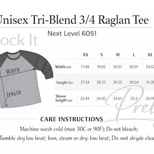 Op de afbeelding: Een grijs en lichtgrijs Unisex Tri-Blend 3/4 Raglan Tee shirt met een maattabel. De breedte van het shirt varieert van 44,4 cm tot 66,1 cm en de lengte van 69,2 cm tot 81,9 cm. De mouwlengte is 59,5 cm tot 67 cm.