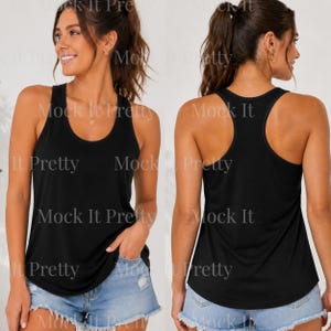 Könnte beinhalten: Schwarzes Tanktop mit Rundhalsausschnitt und Racerback-Design. Das Tanktop wird von vorne und hinten gezeigt. Der Text "Mock It Pretty" ist auf dem Tanktop aufgedruckt.