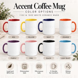 Op de afbeelding: Een collectie van acht witte keramische koffiemokken met gekleurde binnenkanten en C-vormige handvatten in rood, geel, marineblauw, oranje, paars, roze, zwart en lichtblauw. De tekst luidt Accent Coffee Mug, 11oz & 15oz White Ceramic Mugs en kleurnamen.
