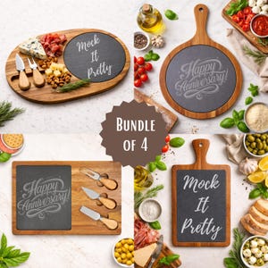 Puede incluir: Un conjunto de cuatro tablas de servir de madera con inserciones de pizarra. Dos tablas tienen el texto "Mock It Pretty", y dos dicen "Happy Anniversary!". Cada tabla está rodeada de alimentos.