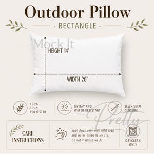 Op de afbeelding: Wit rechthoekig buitenkussen, 35,5 cm hoog en 50,8 cm breed, gemaakt van 100% gesponnen polyester. Beschikt over UV- en waterbestendige eigenschappen. Inclusief onderhoudsinstructies: alleen vlekken reinigen, aan de lucht drogen en chemisch reinigen.