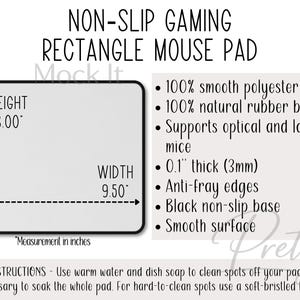 Op de afbeelding: Een rechthoekige gaming muismat met de tekst "NON-SLIP GAMING RECTANGLE MOUSE PAD". Het meet 20,3 cm hoog en 24,1 cm breed. Kenmerken zijn een gladde polyester voorkant, natuurlijke rubberen achterkant en anti-rafelranden.