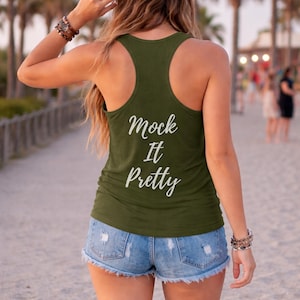 Next Level 1533 racerback-tankmodel in effen militair groen: achteraanzicht eilandmodel (PNG, JPG)