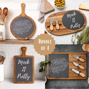 Può includere: Un cartello in legno rustico con la scritta "Welcome to our home" in lettere bianche. Il cartello presenta una finitura invecchiata e un design semplice e accogliente.
