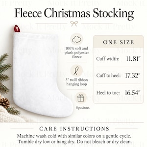 Op de afbeelding: Een witte kerstkous van fleece met een rode ophanglus. De tekst vermeldt 100% polyester, een keperband lus van 7,62 cm en afmetingen: 30 cm breedte, 44 cm van boord tot hiel en 42 cm van hiel tot teen.