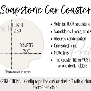Pode incluir: Um porta-copos de carro em pedra sabão branca com um diâmetro e altura de 6,6 cm. O porta-copos é feito de 100% pedra sabão, absorve a condensação e tem um acabamento fosco. O texto "Soapstone Car Coaster" está no topo.