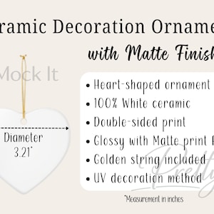 Puede incluir: Adorno de cerámica blanco en forma de corazón con acabado mate, de aproximadamente 8,15 cm de diámetro. Tiene una cuerda dorada para colgarlo. El texto de la imagen dice "Ceramic Decoration Ornament with Matte Finish."