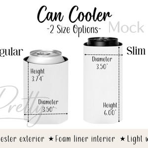 Puede incluir: Enfriadores de latas blancos con texto "Can Cooler" y opciones de tamaño. El tamaño regular mide 9,5 cm de alto y 8,9 cm de diámetro. El tamaño delgado mide 15,2 cm de alto y 8,9 cm de diámetro. Exterior de poliéster, forro de espuma y ligero.