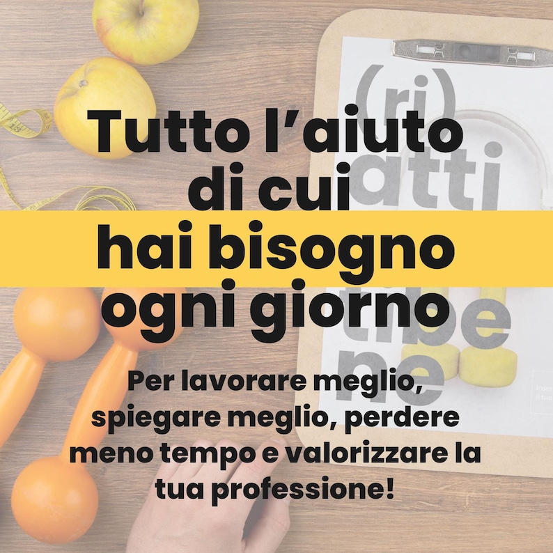 May include: A clipboard with the text "Tutto l'aiuto di cui hai bisogno ogni giorno" and "Per lavorare meglio, spiegare meglio, perdere meno tempo e valorizzare la tua professione!" alongside two yellow dumbbells, two yellow apples, and a yellow measuring tape.