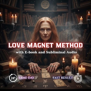 Puede incluir: Imagen de una mujer pelirroja rodeada de velas y libros, con el texto "LOVE MAGNET METHOD" y "with E-book and Subliminal Audio." Hay cartas del tarot sobre la mesa. La imagen también incluye el texto "SAME DAY" y "FAST RESULT."