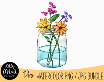 Puede incluir: Ilustración de acuarela de un tarro de cristal lleno de agua y un ramo de flores. Las flores incluyen flores amarillas, naranjas, moradas y rosas. El tarro es de vidrio transparente con una lavada de acuarela azul.