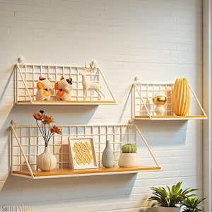 Puede incluir: Tres estanterías de pared decorativas con diseño de rejilla y estantes de madera. Cada estante exhibe varios objetos decorativos, incluyendo figuras, jarrones y un cuadro enmarcado. Las estanterías están montadas en una pared de ladrillo blanco.