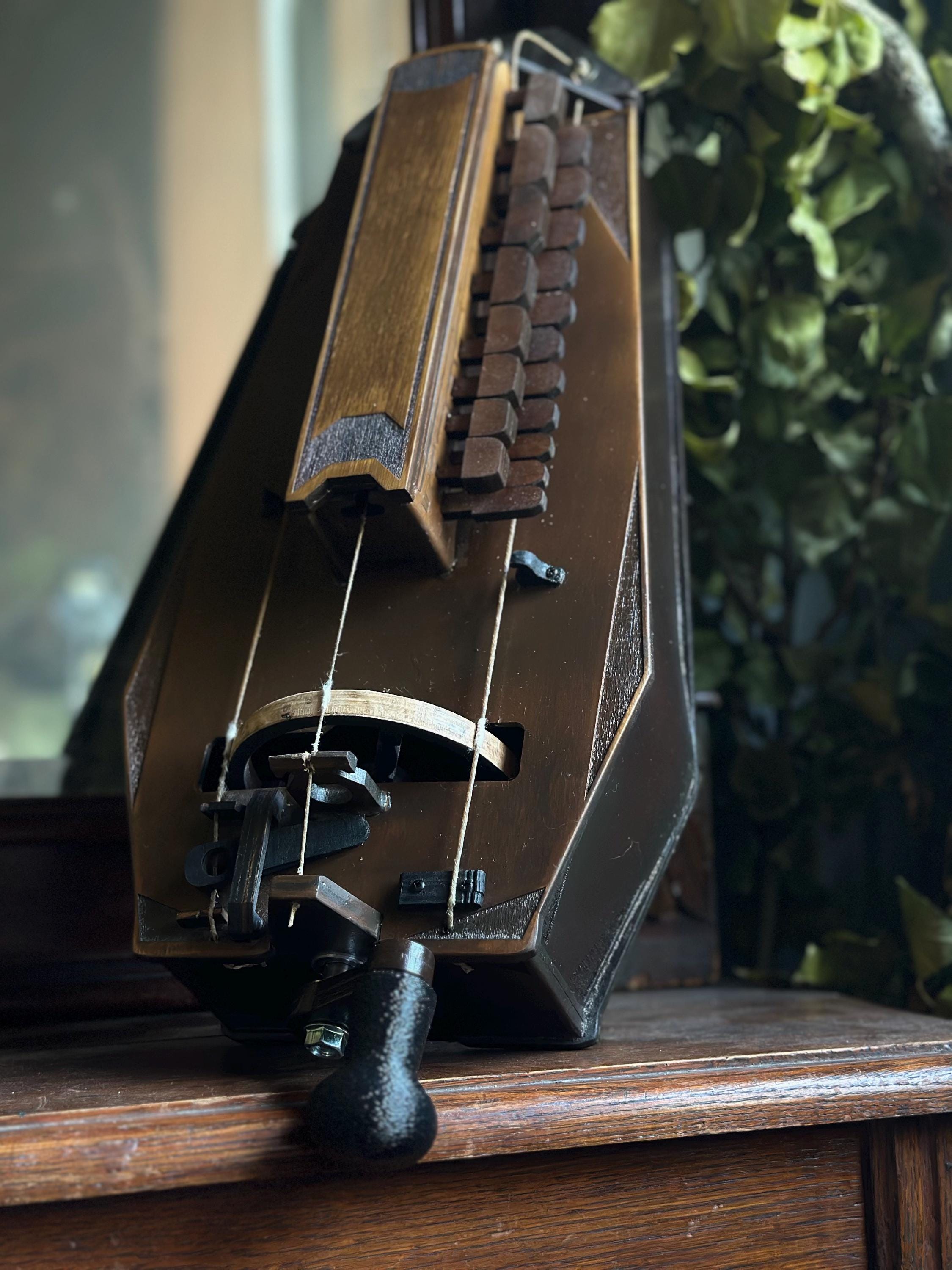 マイセン 宮廷の楽隊 ハーディ・ガーディ奏者 １級品 マイヤー造形 Hurdy gurdy - Etsy 日本