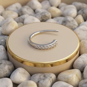 Peut inclure: Une tasse en céramique blanche avec une anse noire et le texte "But First, Coffee" en noir, en gras. La tasse est posée sur une surface blanche. La tasse mesure environ 10 cm de haut.