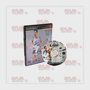 K&ouml;nnte beinhalten: Eine PlayStation 2 Videospielh&uuml;lle und -Disc f&uuml;r "ZA LIVE 2024." Die H&uuml;lle zeigt einen Basketballspieler in blau-wei&szlig;er Uniform. Die Disc zeigt ein Basketballspieler-Bild und das NBA-Logo.