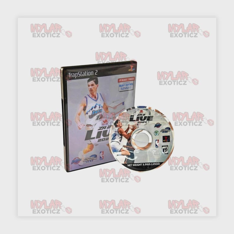 K&ouml;nnte beinhalten: Eine PlayStation 2 Videospielh&uuml;lle und -Disc f&uuml;r "ZA LIVE 2024." Die H&uuml;lle zeigt einen Basketballspieler in blau-wei&szlig;er Uniform. Die Disc zeigt ein Basketballspieler-Bild und das NBA-Logo.